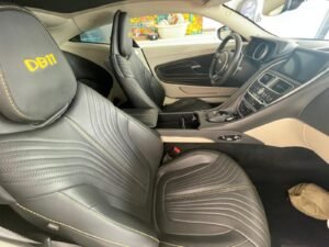 אסטון מרטין DB11 - דיטיילינג פרימיום בבית הלקוח בהרצליה - מושבים קדמיים לאחר הטיפול