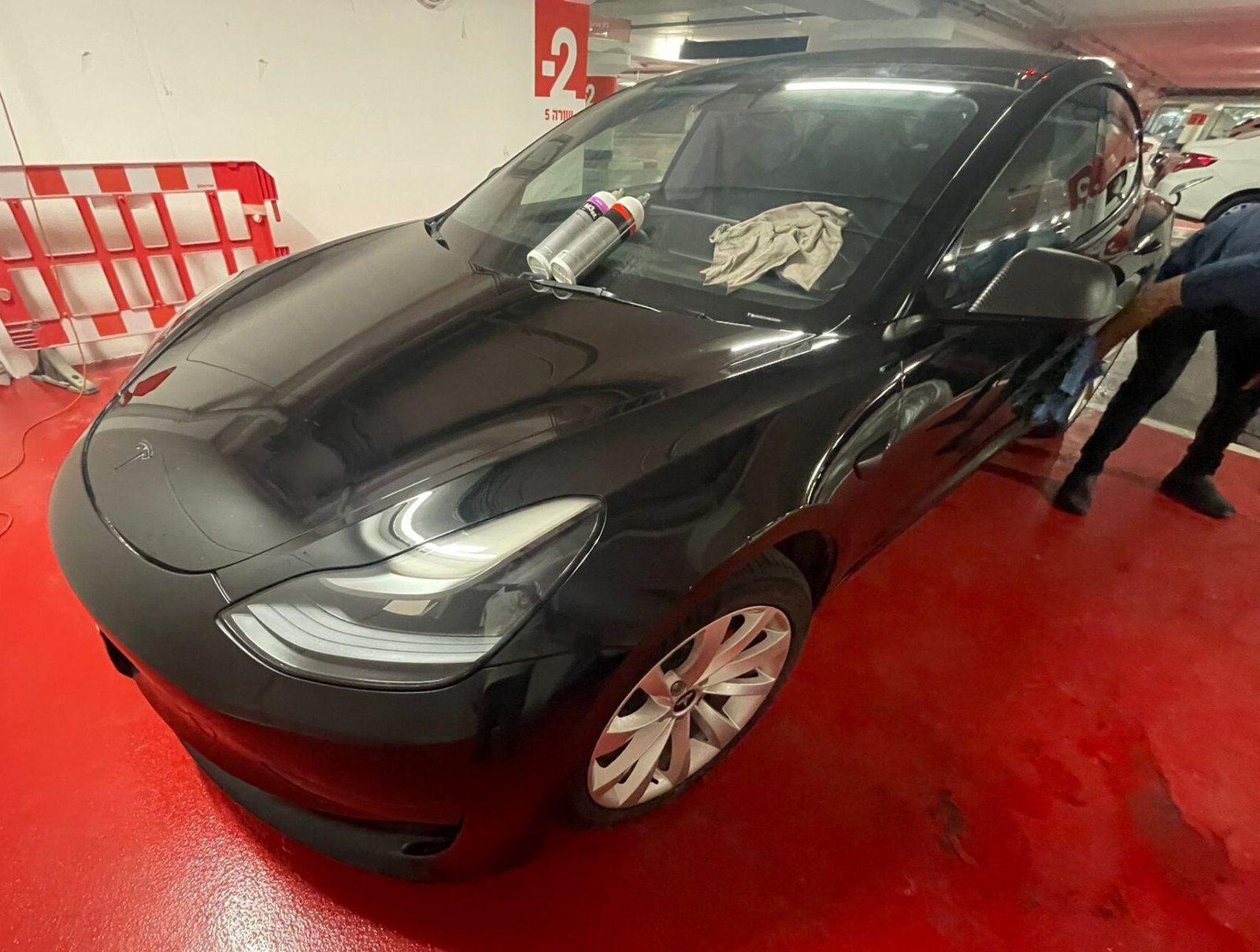 טסלה Model 3 - דיטיילינג, פוליש וציפוי גרפן - בבית הלקוח במודיעין - מבט מקדימה