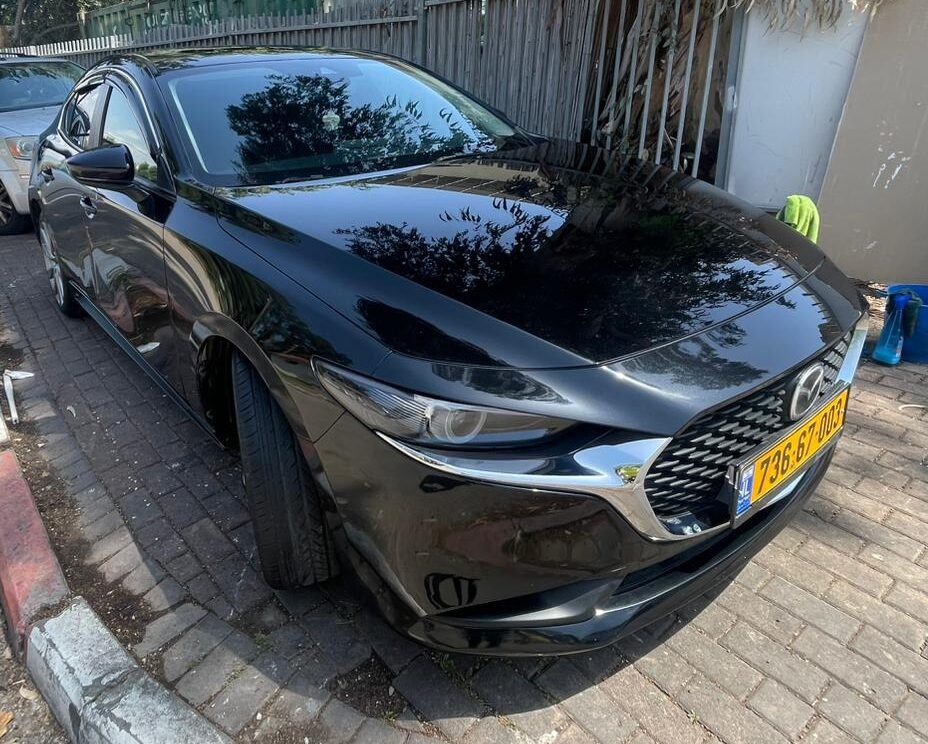 מאזדה 3 שחורה - פוליש רב שלבי, ציפוי Revivify ודיטיילינג מלא בבית הלקוח