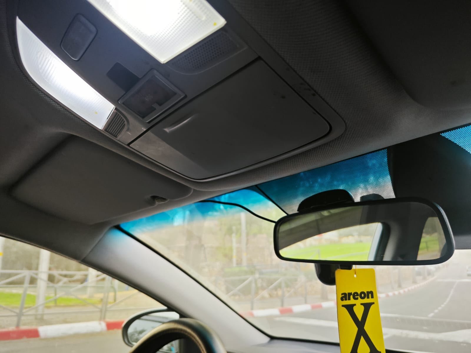 תקרת יונדאי נקייה לאחר ניקוי עמוק - הכתמים הוצאו לחלוטין