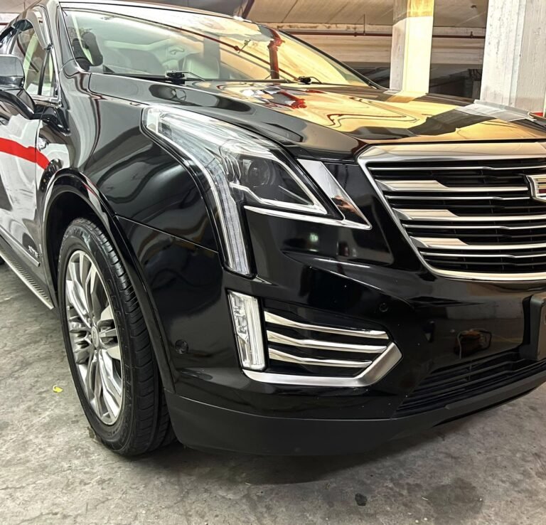 קאדילאק XT5 2018 מבט קדמי צדדי