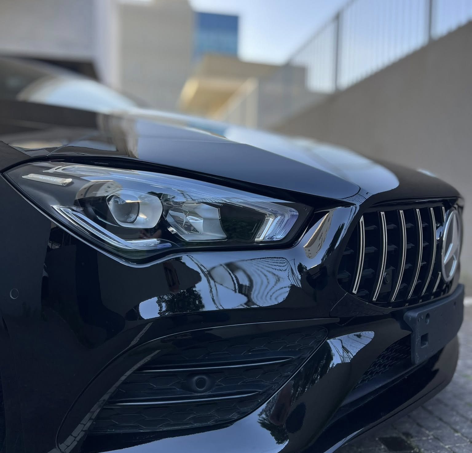 פנס קדמי וגריל של מרצדס CLA35 AMG אחרי פוליש