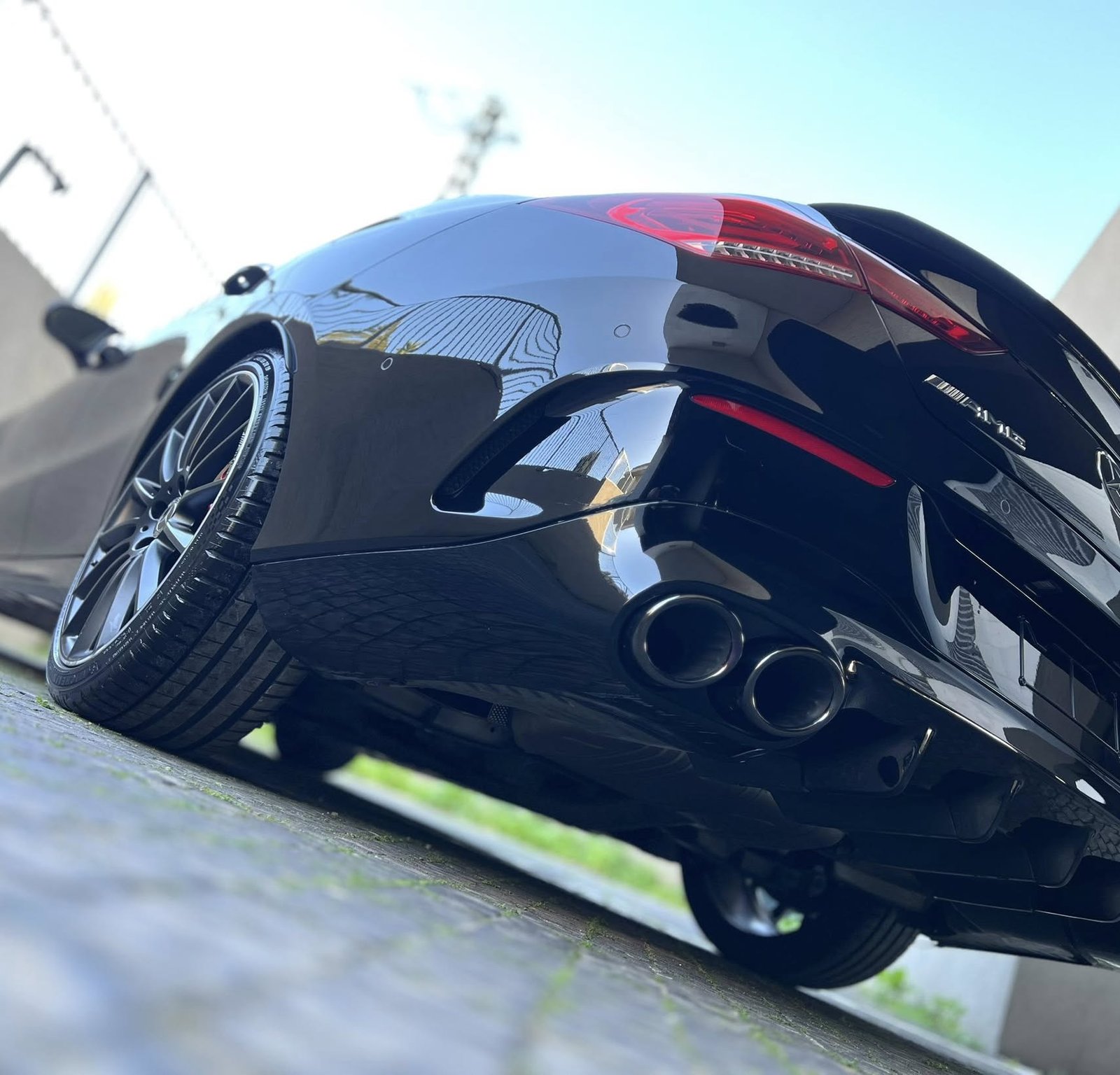 מרצדס CLA35 AMG מבט נמוך מאחור, צבע שחור מבריק