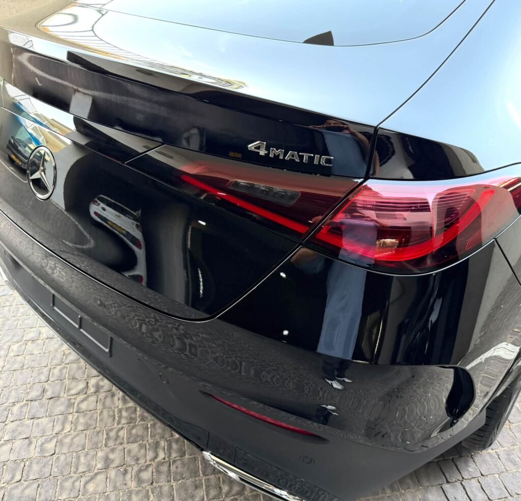 חלק אחורי של מרצדס GLC 300e קופה שחורה