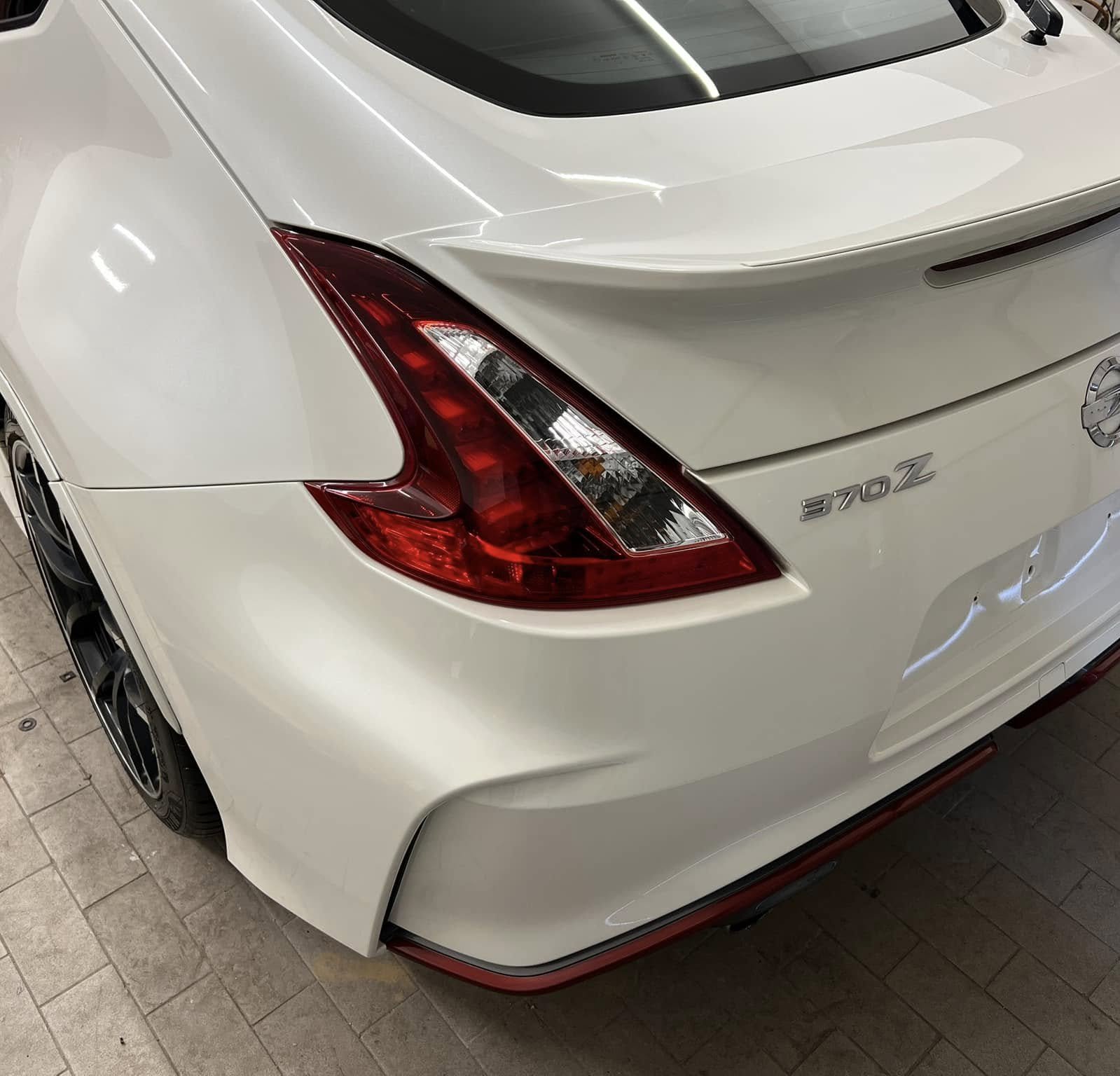 חלק אחורי של ניסאן 370Z לבנה