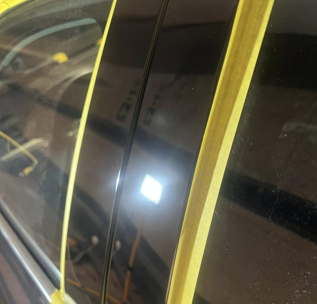 עמוד דלת של סקודה סופרב 2024 שחורה אחרי פוליש