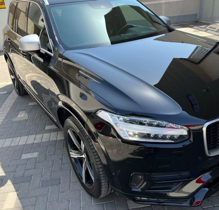 וולוו XC90 שחורה בת כמעט עשר שנים אחרי קורקציית לכה וציפוי ננו קרמי