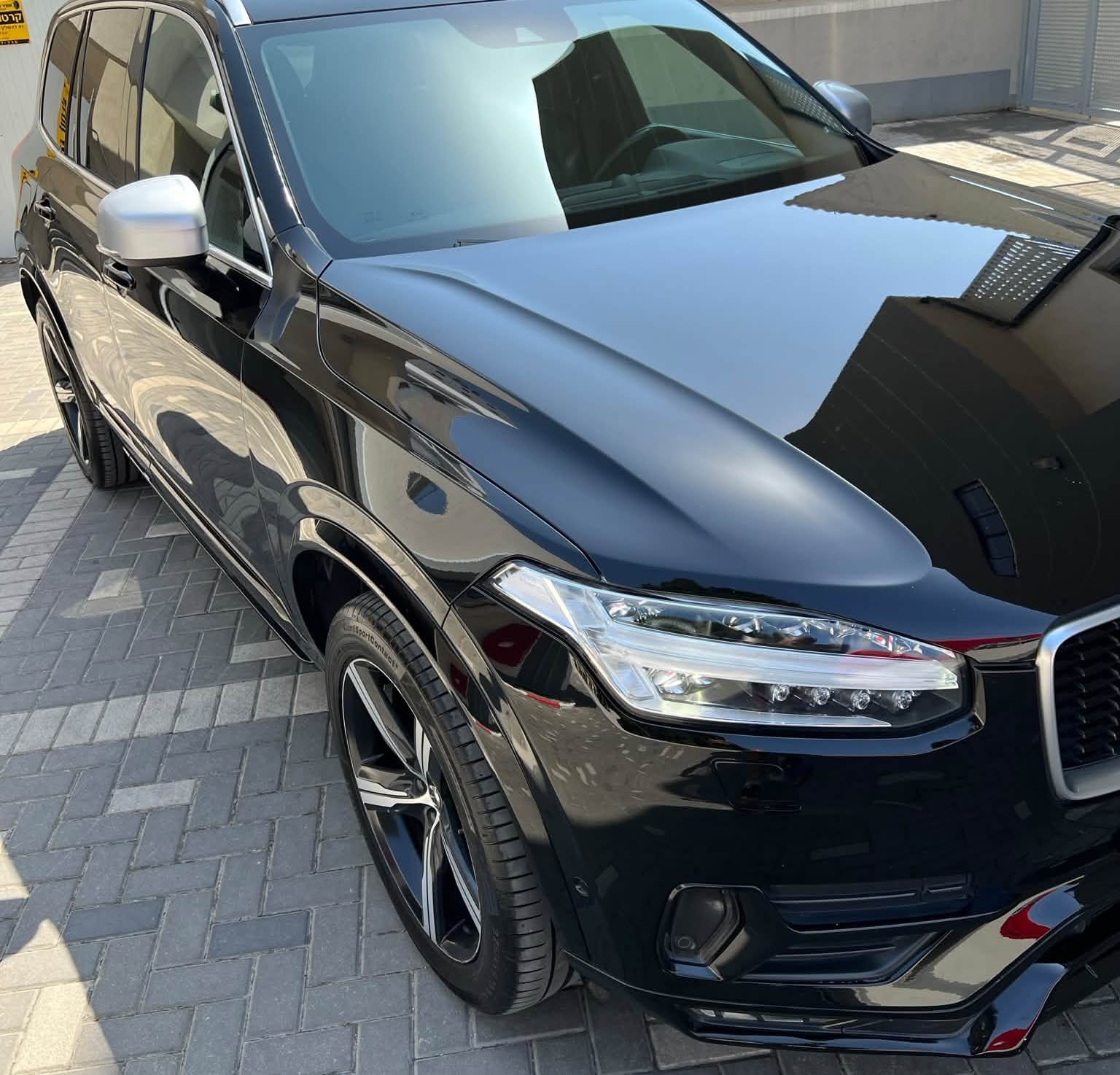 וולוו XC90 שחורה בת כמעט עשר שנים אחרי קורקציית לכה וציפוי ננו קרמי