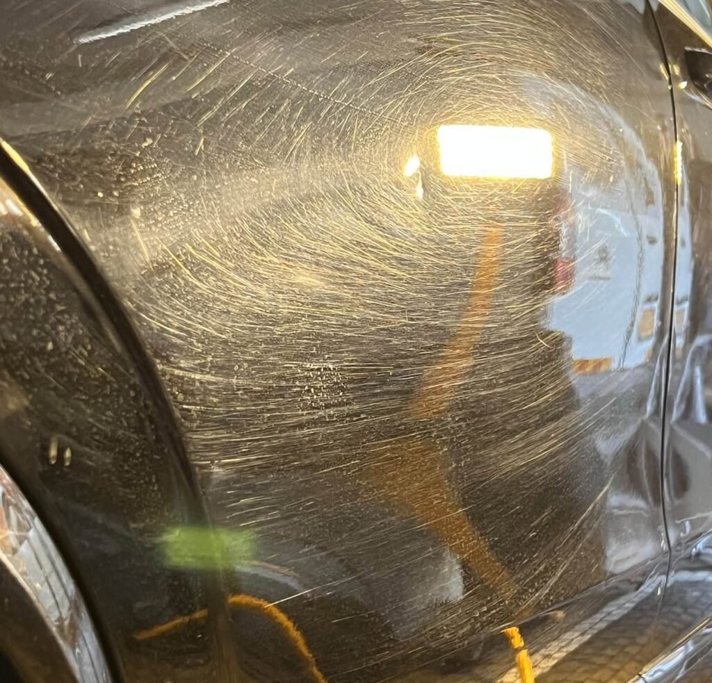 מערבולות עמוקות בצבע השחור של וולוו XC90 לפני הטיפול