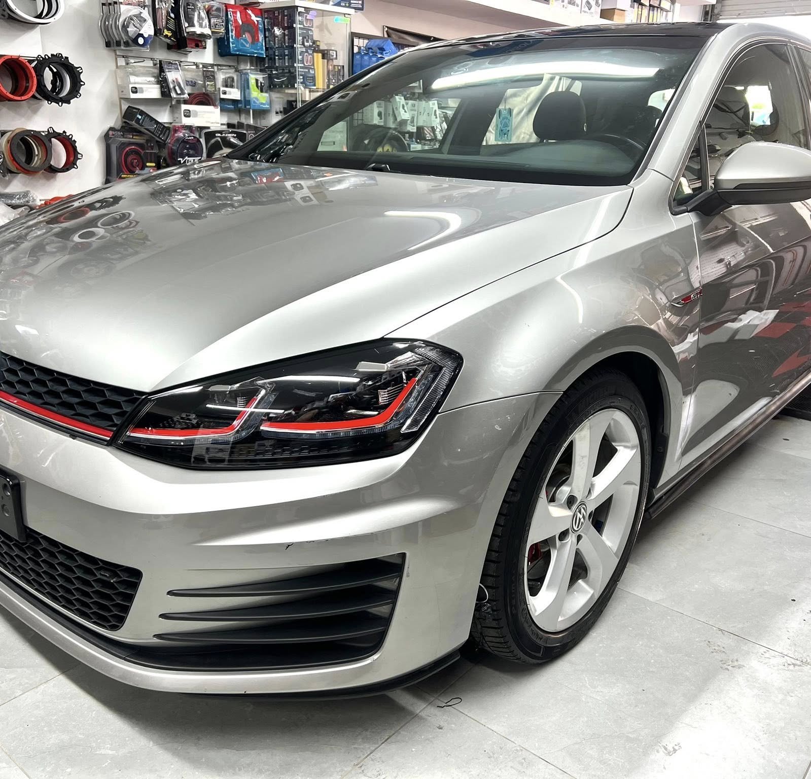 גולף GTI כסופה מבט קדמי צדדי אחרי פוליש